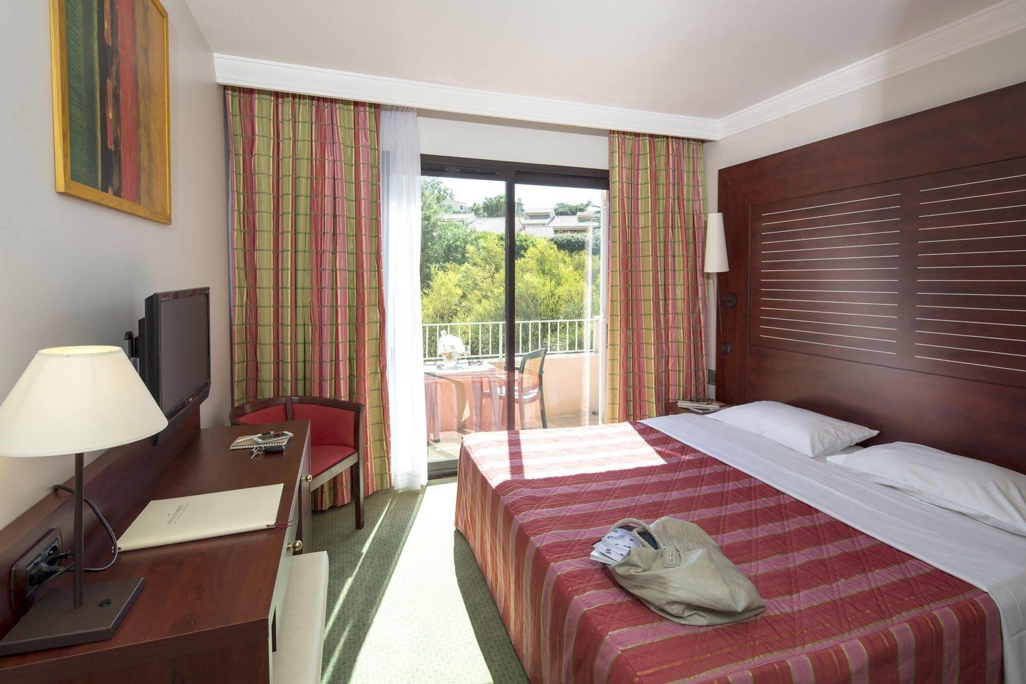 Hotel Les Jardins De Сент-Максим Экстерьер фото